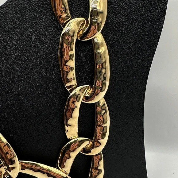 NWT Elegant Hammered Gold Chain Necklace retails $40 - Picture 6 of 7